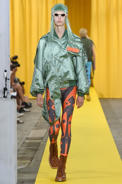 Look 18